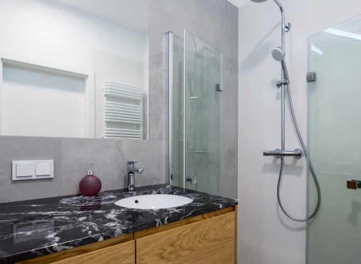W każdym apartamencie znajduje się prywatna łazienka z kabiną prysznicową