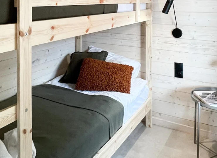 W jednej sypialni jest podwójne łóżko, w drugiej łóżko piętrowe