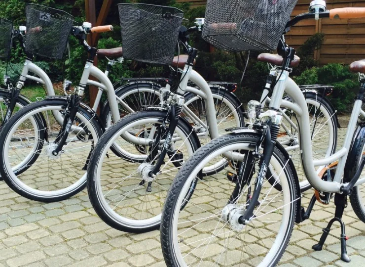 Goście mogą wypożyczyć rowery i kijki do nordic walking