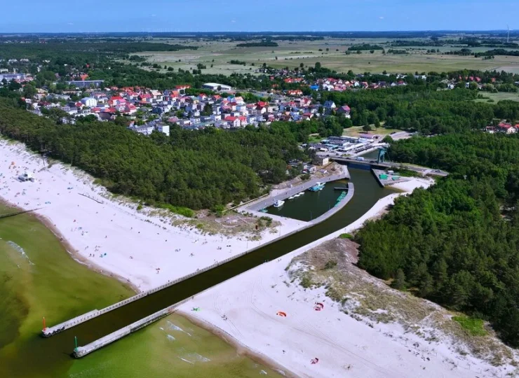 Plaża nad Morzem Bałtyckim znajduje się niespełna kilometr stąd