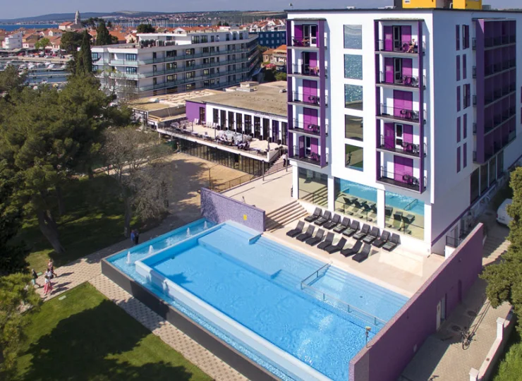 Hotel położony jest nieopodal zabytkowego centrum Biogradu na Moru