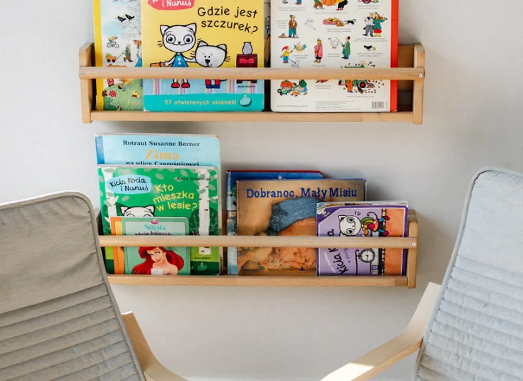 W sali zabaw jest biblioteczka dla najmłodszych czytelników i słuchaczy