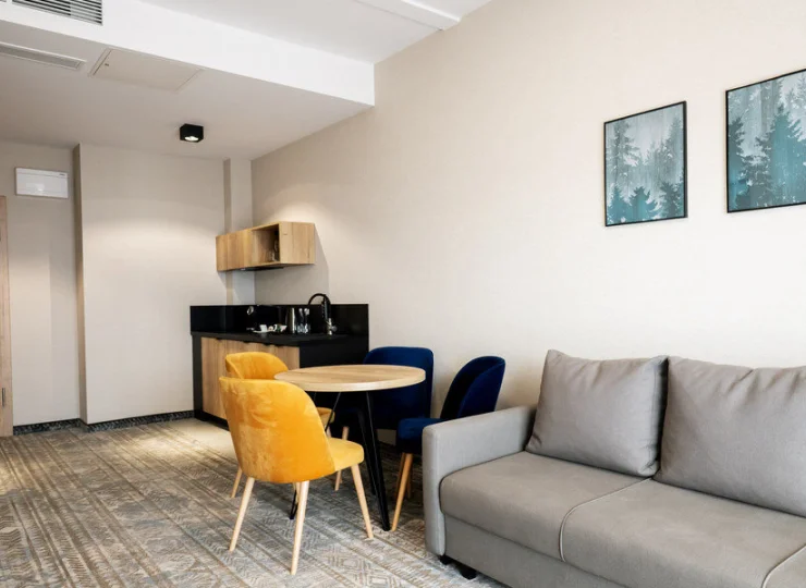 Każdy apartament ma stolik z krzesłami