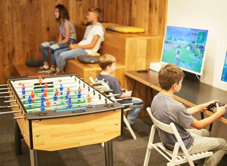 Dla nieco starszych oddano salę z komputerami, telewizorem i piłkarzykami