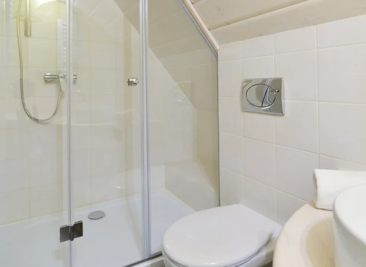 Łazienka pokoju Romantycznego jest wyposażona w kabinę prysznicową