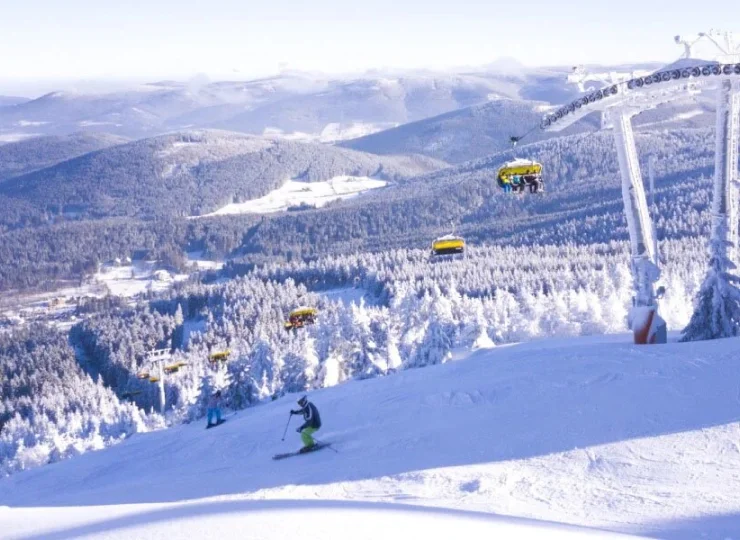Na narciarzy czekają tutaj nowoczesne wyciągi, w tym Luxtorpeda
