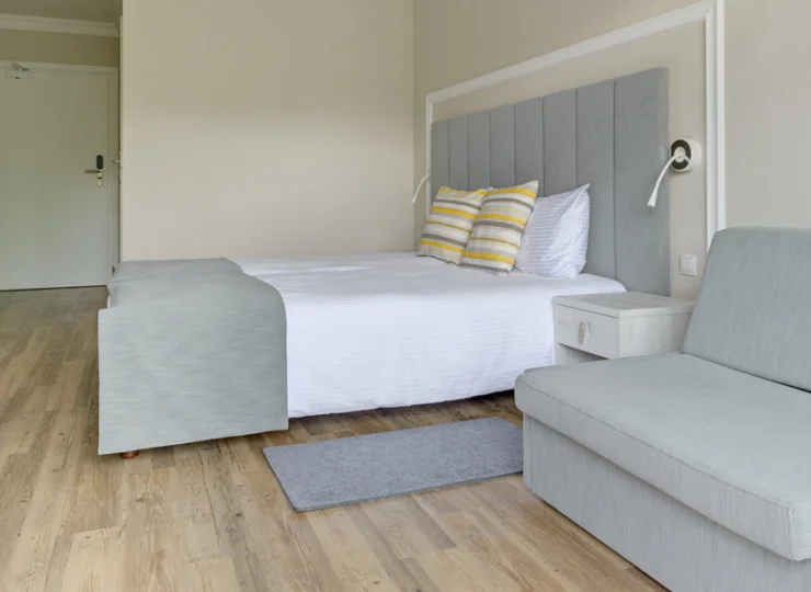 Pokoje typu comfort posiadają dodatkową sofę, pełniącą rolę dostawki