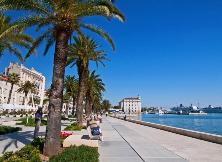 Zabytkowe centrum Splitu mieści się jedynie 30 km dalej