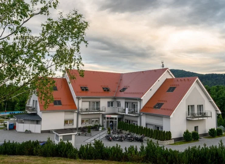 Hotel Bardo jest otoczony górskimi lasami