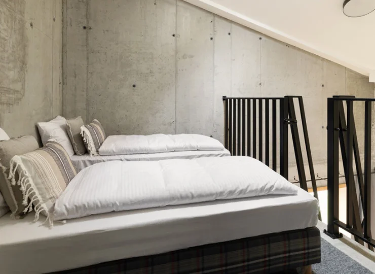 Apartament 5-osobowy ma dodatkowo antresolę z 2 pojedynczymi łóżkami