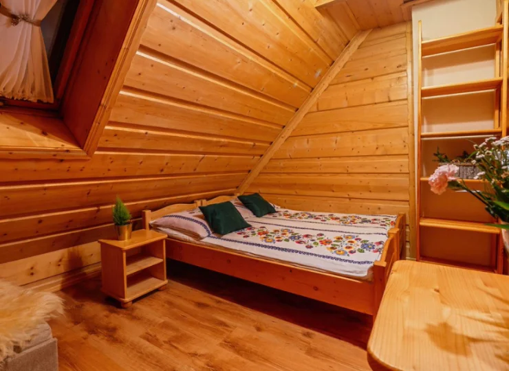 Pokoje typu standard są urządzone z wykorzystaniem elementów drewnianych