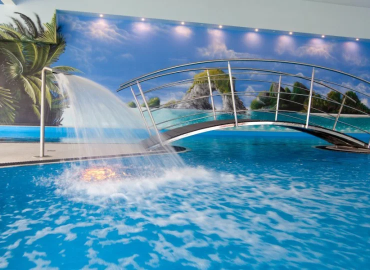 Kompleks basenowy w budynku hotelowym obejmuje m.in. basen z wydzielonym torem