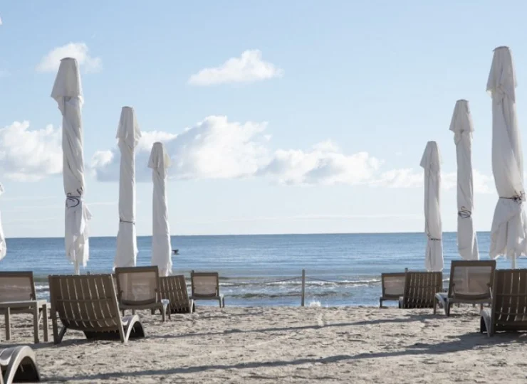Hotel posiada prywatną plażę, czynną w lipcu i sierpniu