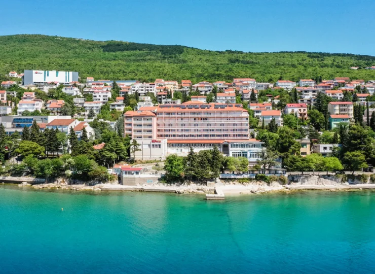 Hotel Mediteran*** by Aminess jest położony nad samym Adriatykiem