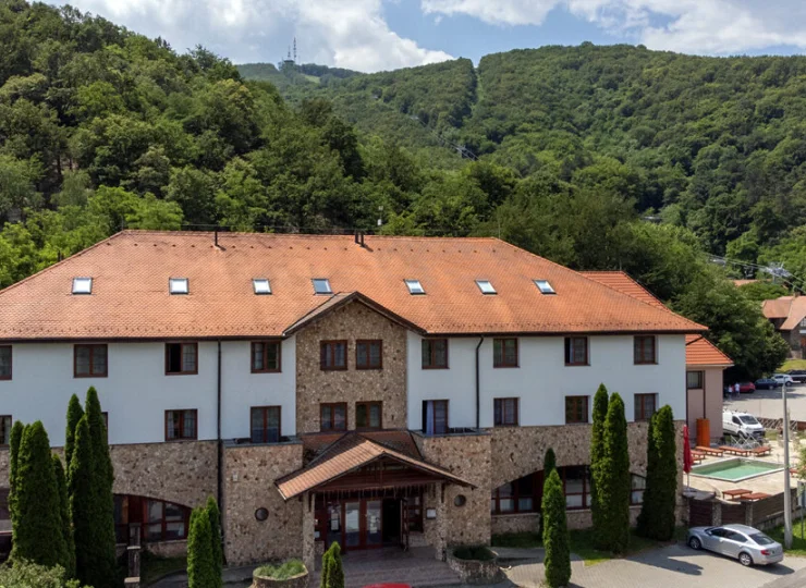 Hotel jest malowniczo położony w podgórskiej okolicy, przy granicy ze Słowacją