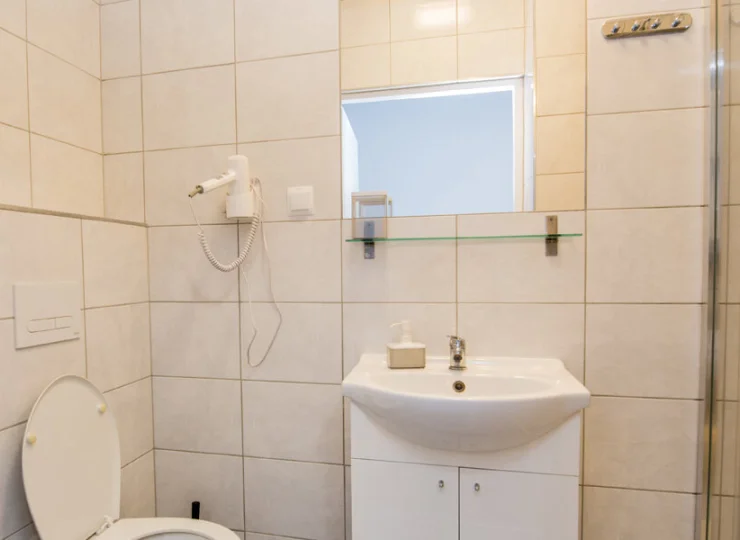 Każdy pokój ma własną łazienkę z pełnym węzłem sanitarnym