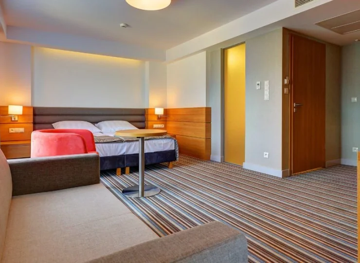 Przestronne pokoje z bogatym wyposażeniem zapewniają komfortowy wypoczynek