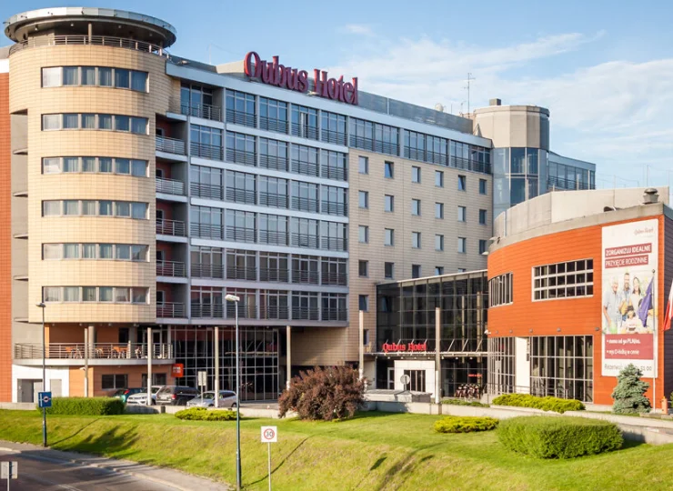 Qubus Hotel mieści się w dzielnicy Podgórze, obok Zabłocia, naprzeciw Kazimierza