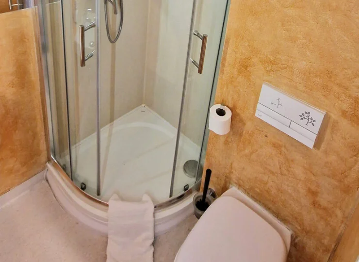 Łazienka jest wyposażona w pełen węzeł sanitarny