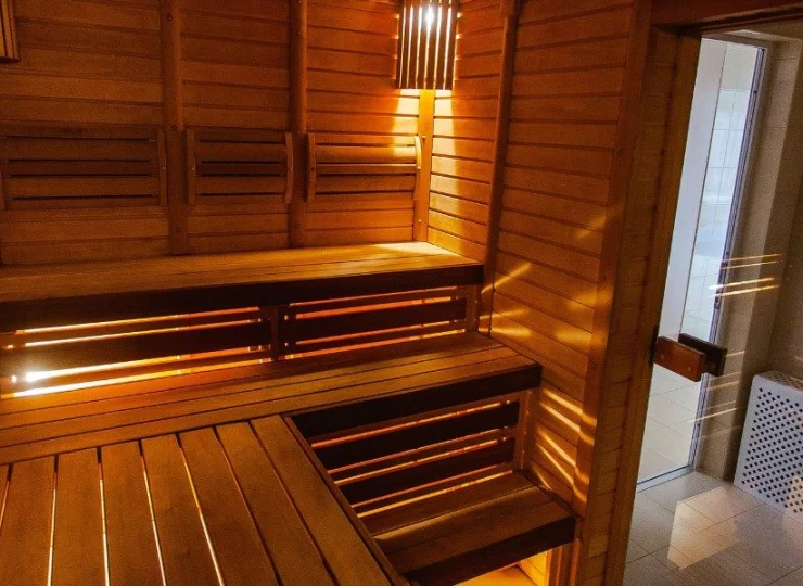 Goście mają też do swojej dyspozycji saunę, łaźnię oraz jacuzzi