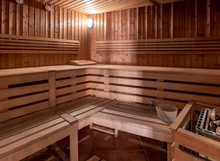 Dostępne są sauny (fińska z panelami solnymi i IR) i jacuzzi