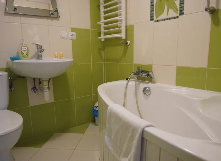 W łazienkach zamontowano wanny lub kabiny prysznicowe