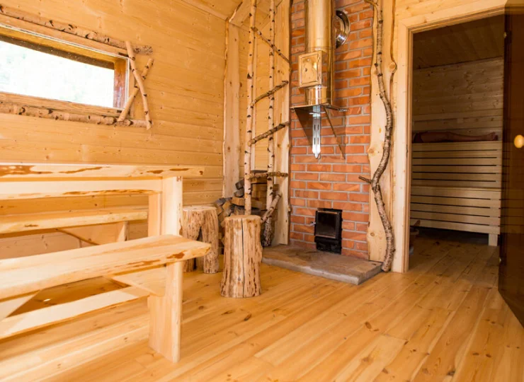Goście mogą korzystać z sauny oraz zewnętrznej balii