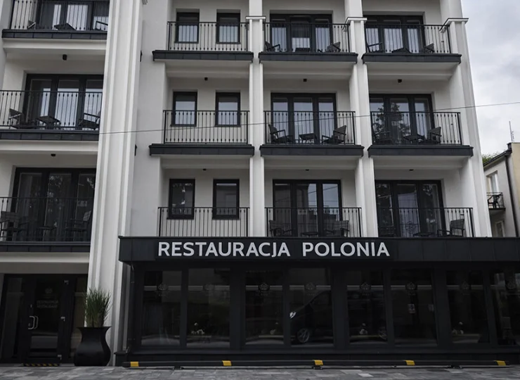 Hotel oferuje 33 pokoje z balkonami