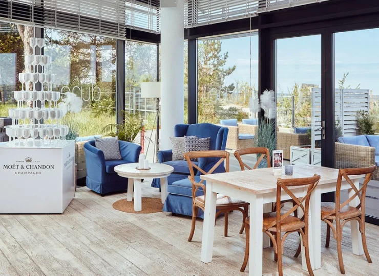 Dune Beach Restaurant oferuje kuchnię śródziemnomorską z widokiem na morze