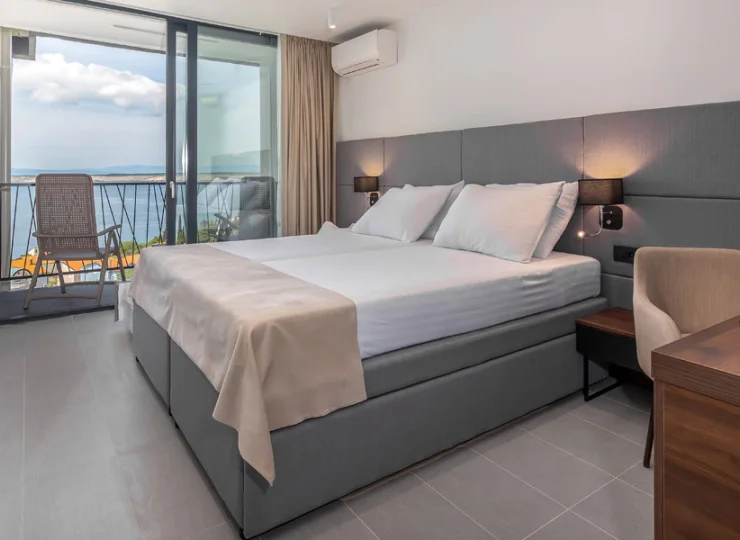 Hotel Annex Omorika*** ma eleganckie pokoje z widokiem na morze
