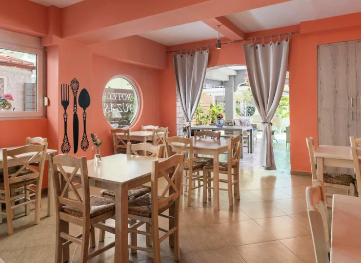 Hotelowa restauracja serwuje domowe potrawy kuchni greckiej