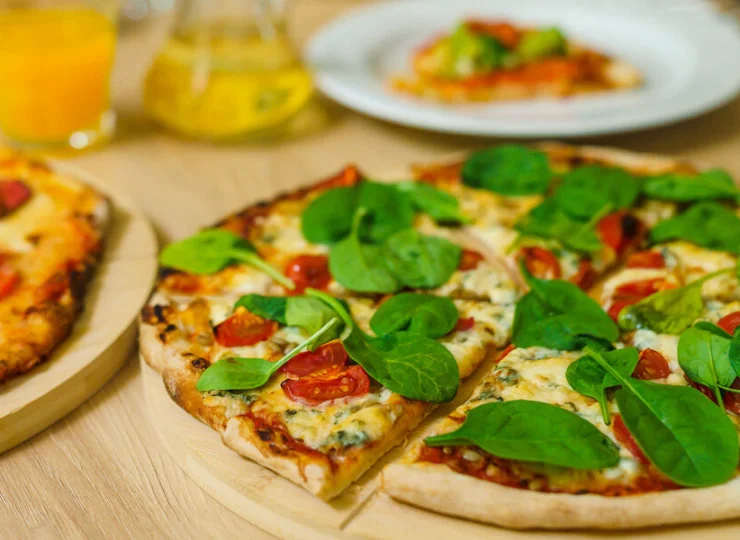 W restauracji można spróbować różnorodnych dań, także pizzy