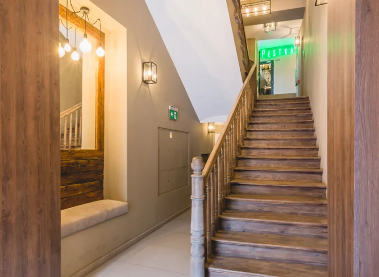 Odnowione stare schody prowadzą do Restobaru Pestka