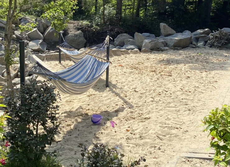 Rodzice mogą odpoczywać w hamaku, gdy maluchy bawią się w piasku
