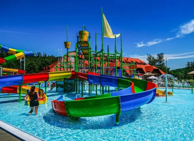W okresie letnim goście mogą korzystać z Aquaparku w sąsiednim Hotelu Gorzelanny