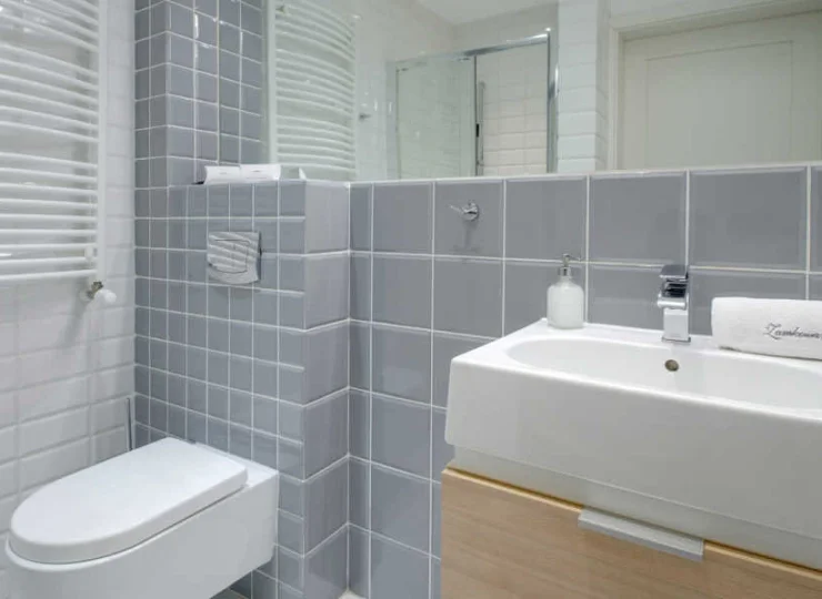 Każdy apartament ma dostęp do prywatnej łazienki z prysznicem lub wanną