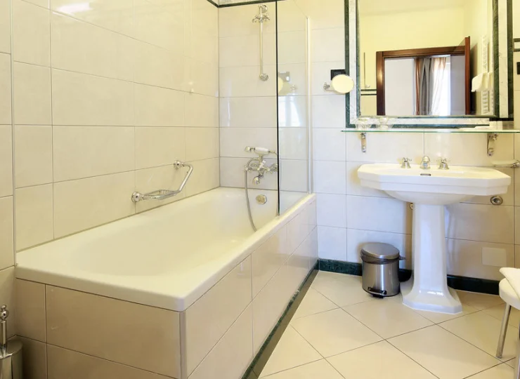 Łazienki wyposażone są w wanny z prysznicami
