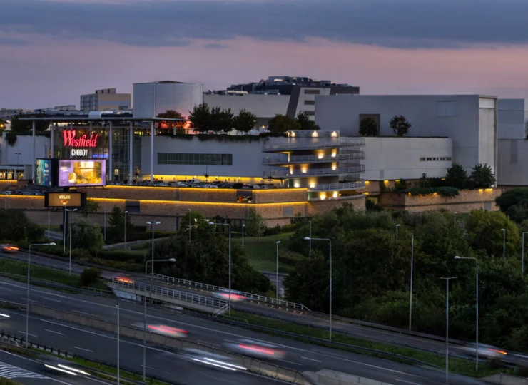 Hotel sąsiaduje z centrum handlowym Westfield