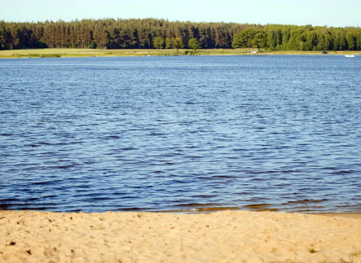 Ośrodek ma własną plażę z leżakami