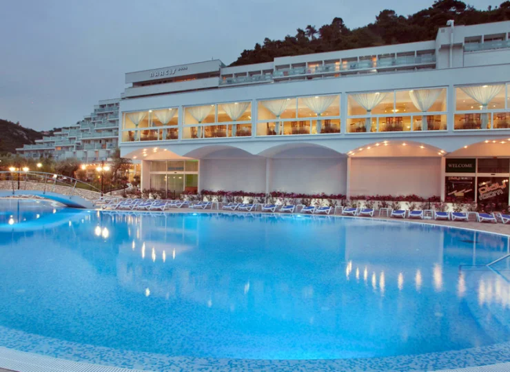 Hotel Narcis**** jest częścią dużego chorwackiego resortu wakacyjnego