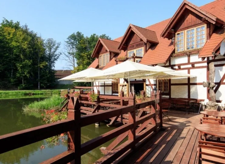 Restauracja Gościniec posiada taras z widokiem na jezioro