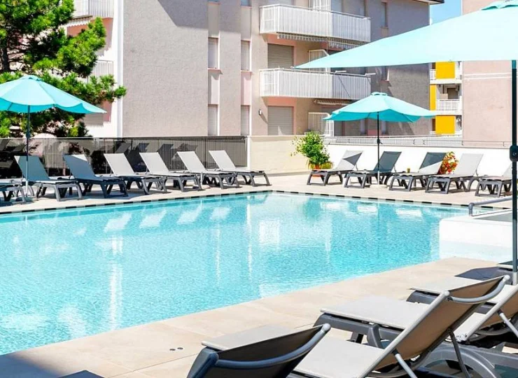 Zewnętrzny basen to duży atut hotelu