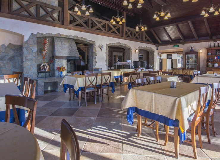 Hotelowa restauracja serwuje lokalne i włoskie specjały