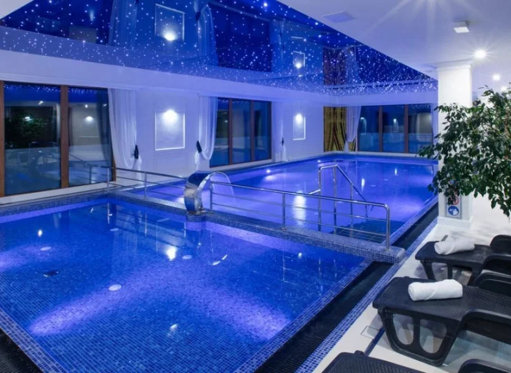 Goście Olivina Park mogą korzystać bezpłatnie z basenu w hotelu Amber Park