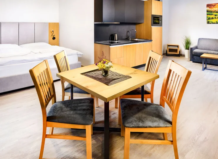 Przygotowano apartamenty z w pełni wyposażonymi aneksami kuchennymi i stołami