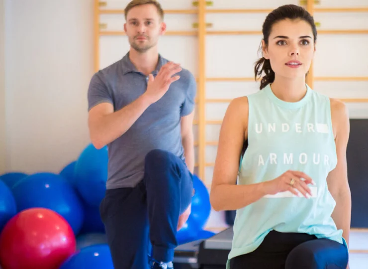 W sali fitness można wziąć udział w zajęciach ruchowych