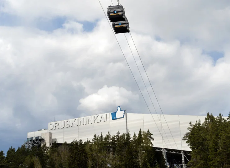 Można się nią dostać m.in. do całorocznego ośrodka narciarskiego Ski Arena