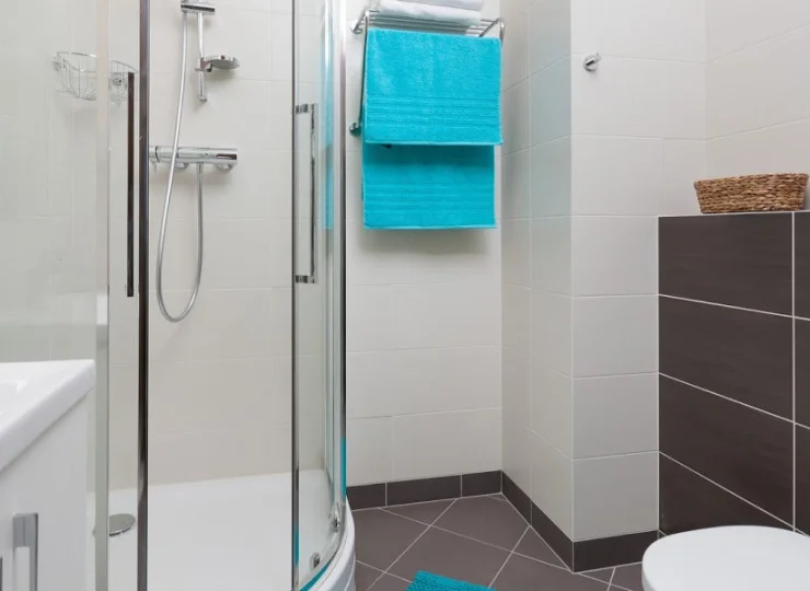 Łazienki posiadają kabiny prysznicowe, ręczniki i suszarki do włosów
