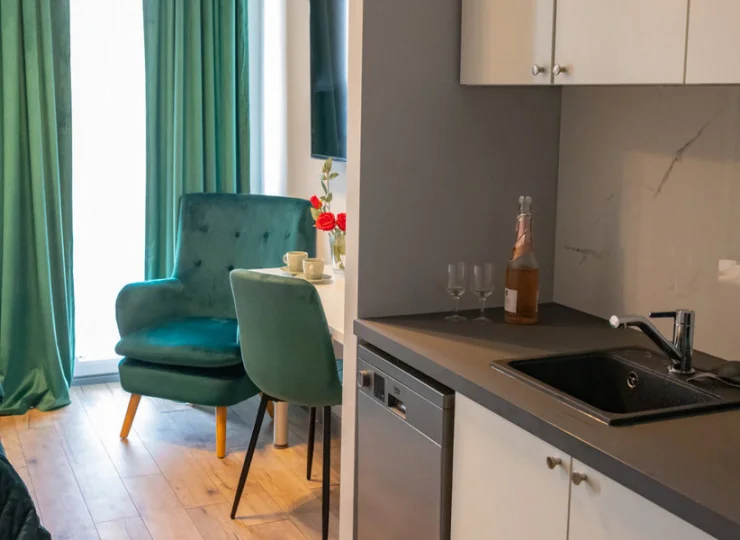 Każdy apartament ma wyposażony aneks kuchenny