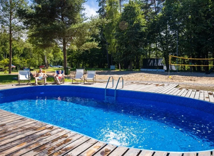 Latem jest dostępny basen zewnętrzny i boisko do siatkówki plażowej
